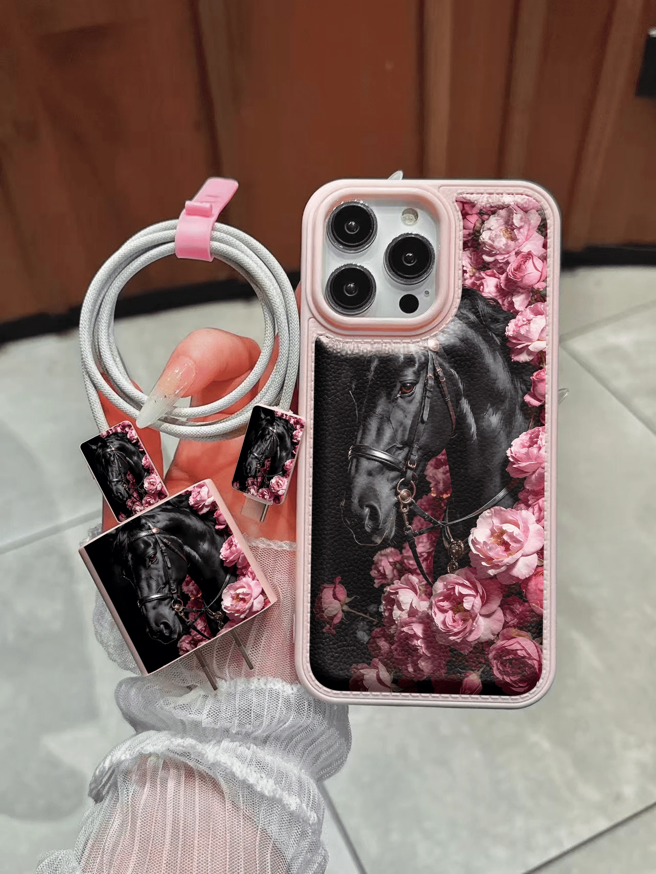 1 set husă de telefon din silicon moale cu model de trandafiri și cal, cu cap de încărcare, design rezistent la șocuri, acoperire completă, compatibilă cu 17/17 Pro Max/17 Pro/Air/16/11/13 Pro/15 Pro/15/13 Pro Max, potrivită pentru iPhone 14/13/12, husă de protecție pentru iPhone 17 Pro Max, cadou pentru femei, cadou de Ziua Îndrăgostiților - Roz - Vizualizare 1