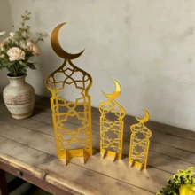 OUTANA مجموعة ديكور مكتبي هلال القمر لهذا الموسم (1/3 قطع) تتميز بنقوش مستوحاة من الإسلام بأسلوب زخرفي احتفالي. بتصميمه الحديث المميز، إنه مثالي للعرض على المكاتب والرفوف. - متعدد الألوان - مشاهدة 4