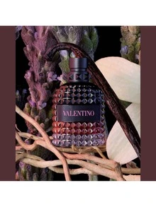 Valentino Uomo Born In Roma 男士淡香精喷雾 50毫升/1.7盎司，温暖木质调，充满阳刚之气，适合现代场合，例如送给男友、丈夫、父亲、兄弟，适合生日、毕业派对、旅行、露营、户外活动、校园旅行、节日庆典、周年纪念日等。也适合夏季、秋季、万圣节、夏季精选、夏季必备、经典复古、奢华低调、现代优雅等多种风格。 - EDP Intense - 查看 2