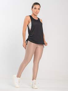 Blusas Fitness Feminina Dry Fit Regata Cavada Detalhe Lateral Recorte Oval - Preto - Visão 3