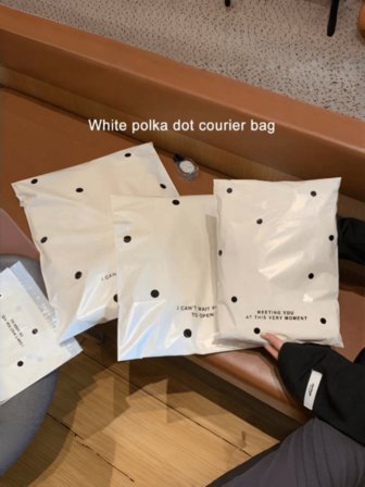 Pachet de 20 de saci poștali comerciali mici cu buline albe, plicuri pentru expediere de îmbrăcăminte, saci poștali pentru aprovizionare, saci poștali impermeabili, saci poștali cu adeziv puternic, potriviți pentru expedierea de cadouri, transportul de îmbrăcăminte și diverse nevoi de expediere temporară, potriviți pentru ocazii precum Ziua Mamei, Ziua Îndrăgostiților și ceremoniile de absolvire.