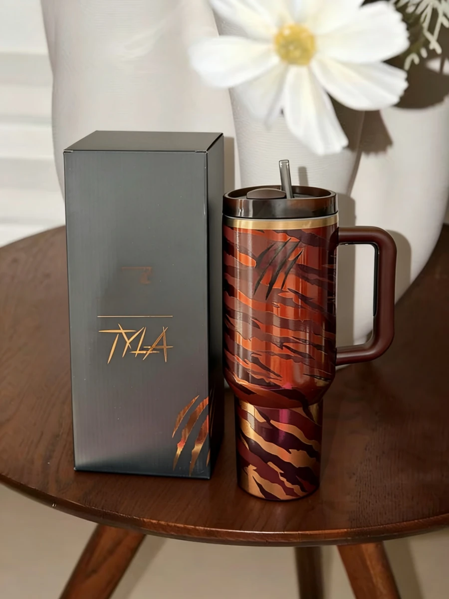 [Main Image Style]Say Goodbye To Frequent Refills! Unique Bottle Design With Pattern. 40oz. Large Capacity Straw Cup. Suitable For Car Use, Office, Fitness, And Outdoor Activities. Long-Lasting Cold Preservation. Leak-Proof And Non-Splash. Elegant Appearance.The Top Choices For Holiday Gifts: Souvenirs Or (For Oneself/Family And Friends), Handcrafted Presents, Graduation Gifts, Valentine's Day Gifts, Halloween Gifts, Christmas Gifts, Thanksgiving Gifts, Birthday Gifts And New Year Gifts. - Nhiều màu - Xem 1