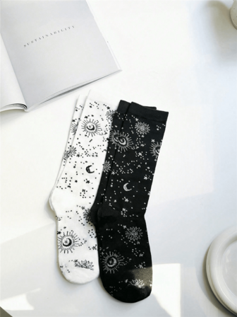 两双黑白星月图案女士小腿袜