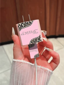 一套手机壳和充电头，粉色撞色豹纹图案，文字和图形设计，柔软质感，全包防摔设计，高端保护壳，兼容 17/17 Pro Max/17 Pro/Air/16/11/13 Pro/15 Pro/15/13 Pro Max，16 Pro Max兼容 14/13/12，防摔材质，全包设计，适用于17 Pro Max充电线保护套，防弯折，防猫咬，硅胶材质，女士礼物，情人节礼物