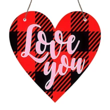 心形装饰挂件，情感象征软装，通过格子、唇印、玫瑰元素和简洁的文字表达爱意，亲密关系中常见的情感纽带物品