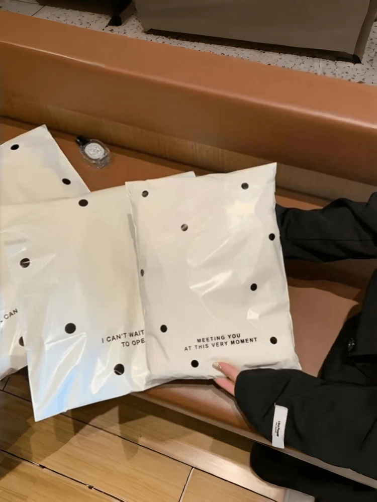 Paquete de 20 bolsas de envío comerciales con lunares blancos pequeños, sobres de envío de ropa, suministros de envío, bolsas de correo impermeables, bolsas de correo con adhesivo fuerte, adecuadas para el envío de regalos, transporte de ropa y diversas necesidades de envío temporal, adecuadas para ocasiones como el Día de la Madre, San Valentín y ceremonias de graduación. - Blanco - Añade 7