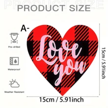 心形装饰挂件，情感象征软装，通过格子、唇印、玫瑰元素和简洁的文字表达爱意，亲密关系中常见的情感纽带物品