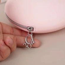 Christian Dior Túi tròn màu hồng giả silicon, mặt dây chuyền logo kim loại đặc trưng, ví cầm tay mini đựng đồ trang điểm hoặc vật dụng cần thiết. - Hồng - Xem 2