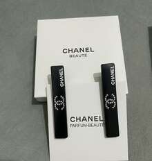 CHANEL 黑色钻石镶嵌鸭嘴发夹。时尚可爱发饰。奢华高端侧夹。刘海发夹。晚宴头饰。香奈儿风格DIY发饰。 - 黑色 - 查看 9