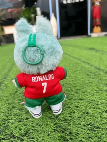 7 Football Jersey Outfit - Red & Green Striped Mini Kit with Shorts for Doll, Sports Wear with Official Number & Logo, Cute Anime Plush Toy Fashion for Display, Kawaii Soccer Fan Gift for Teens Boys Girls Collector,Suitable as a Christmas gift - 紅色 - 查看 8