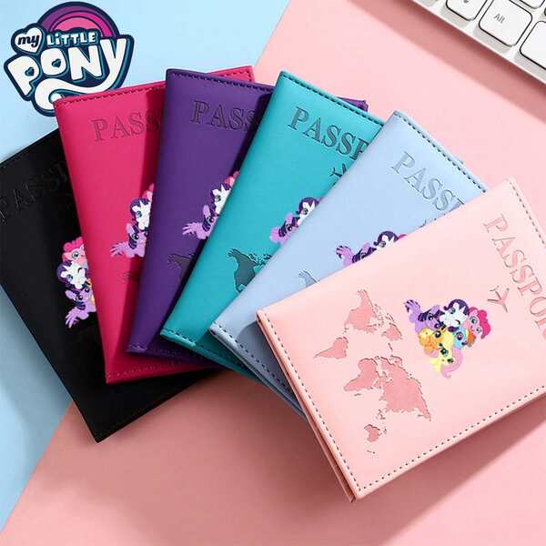 MY LITTLE PONY 1个小马宝莉粉红小马可爱时尚护照套，男女通用旅行必备，饰有字母飞机和世界地图图案，是情人节的完美礼物。