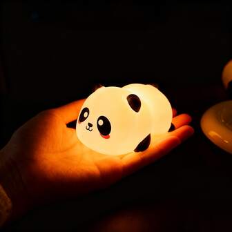 1个现代可爱熊猫LED夜灯，独立式桌面动物主题灯，带开关控制，塑料管灯，适用于各种房间类型，使用2节AA电池供电，非常适合室内装饰和作为小礼物