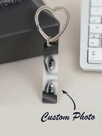 1 pezzo Portachiavi personalizzato con foto - Foto/testo personalizzato, anello a forma di cuore in acciaio inossidabile robusto - Regalo di San Valentino, compleanno, anniversario - Targhetta con foto e nome - Compatibile con stampa foto - Adatto per uomini, donne, coppie - Occasioni casual o formali - Souvenir personalizzato - Portachiavi - Accessorio alla moda e durevole - Carica la tua foto per un uso unico
