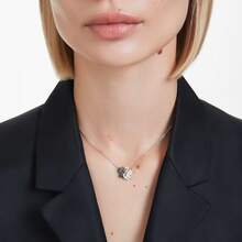 SWAROVSKI Swan 新款抱抱鵝天鵝項鍊女鎖骨鏈時尚高級感輕奢百搭項鍊女母親節禮物聖誕禮物女友禮物生日禮物時尚項鍊女新年禮物 - 黑與白 - 查看 3