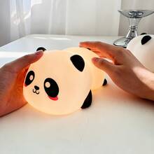 1 chiếc đèn ngủ LED hình gấu trúc dễ thương hiện đại, đèn để bàn chủ đề động vật có công tắc điều khiển, đèn ống nhựa phù hợp với nhiều loại phòng, sử dụng pin 2AA, tuyệt vời để trang trí trong nhà và làm quà tặng nhỏ. - Đèn ngủ Panda - Xem 9