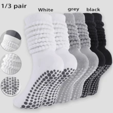 1/3双装女士防滑瑜伽袜，宽松版型，普拉提袜。采用防滑设计，适合普拉提、瑜伽和户外活动。时尚宽松版型。绝佳礼品之选。