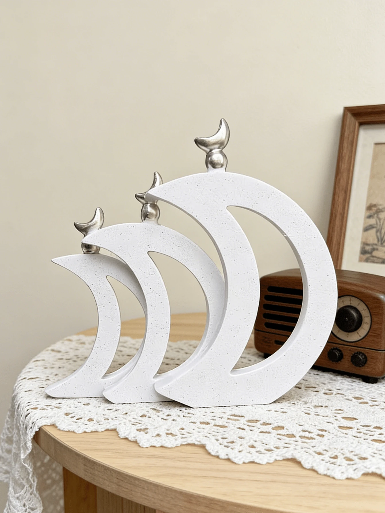 白色月亮装饰套装 - 简约纹理新月摆件，饰以银色，适合摆放在客厅书架、桌面和卧室。时尚的桌面装饰，完美契合波西米亚/现代家居装饰风格，营造温馨舒适的氛围。 - 1PC - 查看 1