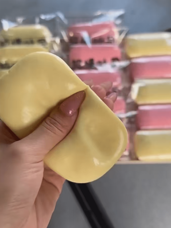 Soft, Slow Rebound Realistic Simulation Slow Rising Squishy Bread Toy, Cloud-Like Texture, Stress Relief Squeeze Toy, Ideal For Holidays/Parties, Rewards, Desk Decor, Creative Anxiety Relief Toy