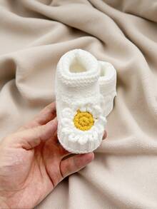 1双手工钩编婴儿鞋，白色鞋面饰有黄色雏菊图案，玛丽珍款式 - 白色 - 查看 2