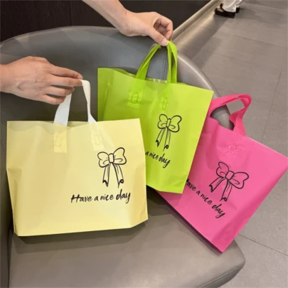 100个装节日礼品包装袋，女士购物袋，蝴蝶结图案装饰包装袋，加厚防水便携大容量手提包；户外旅行日常必需手提包。装饰礼品包装袋，高端包装袋，可重复使用包装袋，适用于节日、新年、婚礼、派对、购物、生日礼品袋和聚会礼品袋。