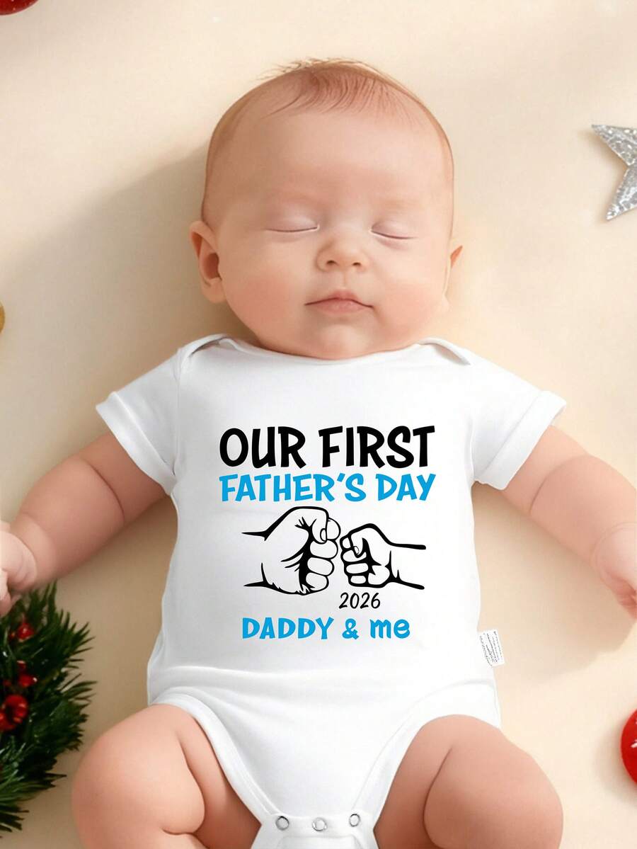 Father's Day, Infant Clothes, OUR FIRST Father's Day, Daddy And Me, 2026, Letter Print, Fist Bump, Pattern Print, Comfortable And Casual, Fashionable And Versatile, Suitable As A Father's Day Gift, Suitable For Parent-Child Interaction - trắng - Xem 1