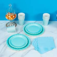 一套浅蓝色一次性餐盘、餐巾纸和杯子，可供8位客人使用，适合生日、婚礼、主题派对、家庭野餐等场合。 - 彩色 - 查看 5