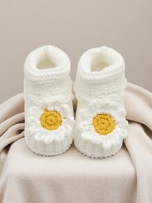 1双手工钩编婴儿鞋，白色鞋面饰有黄色雏菊图案，玛丽珍款式 - 白色 - 查看 4