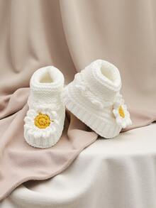 1双手工钩编婴儿鞋，白色鞋面饰有黄色雏菊图案，玛丽珍款式 - 白色 - 查看 6