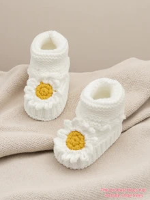 1双手工钩编婴儿鞋，白色鞋面饰有黄色雏菊图案，玛丽珍款式 - 白色 - 查看 1
