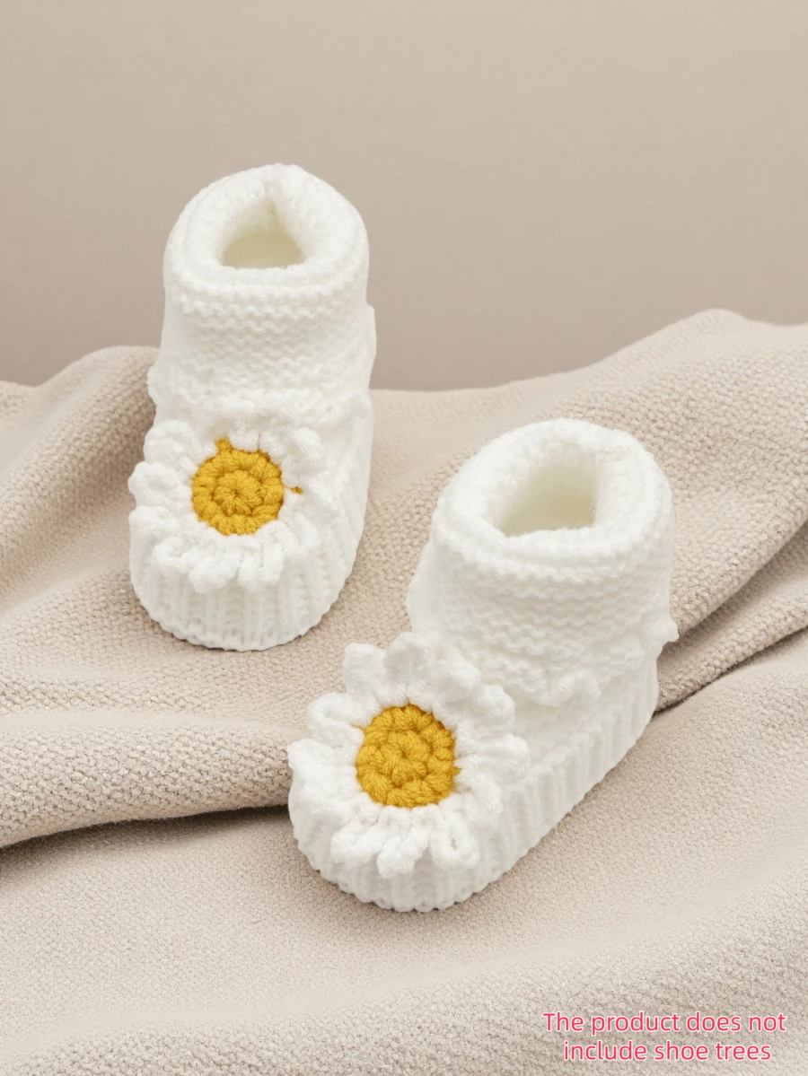 1双手工钩编婴儿鞋，白色鞋面饰有黄色雏菊图案，玛丽珍款式 - 白色 - 查看 1