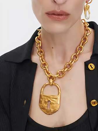Alloy Lock Pendant Necklace, Gold Lock Antique Relief Design Pendant, Thick Chain High-End Metal Style Collarbone Chain, Women's Fashion Jewelry, Girl Sweater Chain Necklace Accessories Women's Necklace