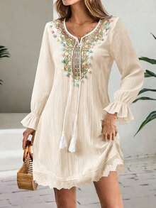 Đầm nữ cổ chữ V thêu họa tiết với chi tiết tua rua nhiều màu sắc, tay dài xếp nếp, đầm đi biển thanh lịch mùa xuân. - Màu be - Xem 2