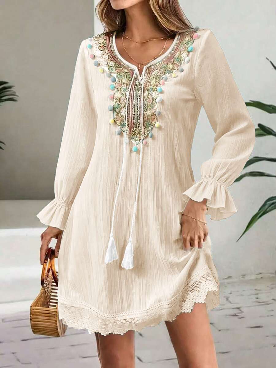 Đầm nữ cổ chữ V thêu họa tiết với chi tiết tua rua nhiều màu sắc, tay dài xếp nếp, đầm đi biển thanh lịch mùa xuân.