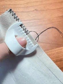 3件套缝纫工具套装，简易缝纫工具 - 塑料包边缝纫压痕器，适合初学者和老年人，间距分别为4毫米和3毫米，非常适合DIY手工项目，缝纫配件/符合人体工程学设计/表面光滑，适用于服装缝纫和面料，以及其他缝纫工具 - 彩色 - 查看 4