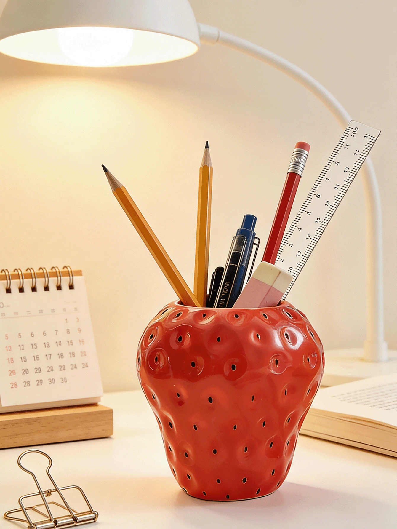 1 pieza Soporte de bolígrafo con forma de fresa roja, decoración de escritorio con diseño de fresa de dibujos animados, organizador personalizado y creativo para brochas de maquillaje, estantería de almacenamiento multifuncional para lápices, bolígrafos y útiles escolares - Multicolor - Ver 1