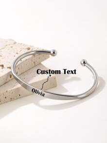 一款可定制刻字的精钢手链，金色和银色可选，可调节开口设计，并可镌刻姓名。时尚简约，适合日常佩戴。周年纪念日和情人节，送给爱人一份浪漫深情的礼物。
