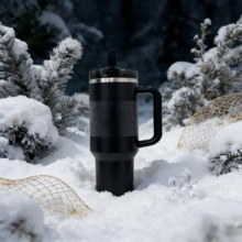 40Oz Large-Capacity Water Bottle With Long-Lasting Heat Retention And Cold Preservation. Comes With A Handle And A Straw In Dual Modes. The Bottle Cap Can Be Opened With One Hand For Direct Drinking. Perfect For Use During Exercise, Driving And Meetings. Suitable For Personal Use As Well As As A Gift - 彩色 - 查看 11