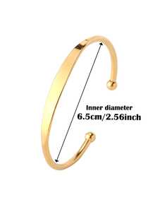 一款可定制刻字的精钢手链，金色和银色可选，可调节开口设计，并可镌刻姓名。时尚简约，适合日常佩戴。周年纪念日和情人节，送给爱人一份浪漫深情的礼物。