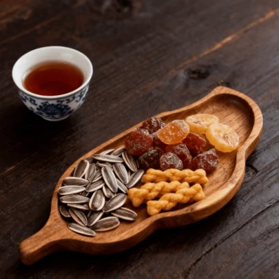 1件北欧风格不对称木质托盘，可作餐盘、装饰盘、早餐/开胃菜/寿司/甜点盘，用途广泛，适用于餐厅、厨房、户外野餐、露台、节日等各种场合，四季皆宜。