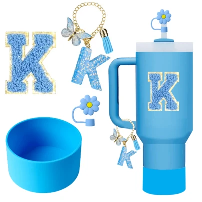 A-Z 四件套杯子配件套装（不含杯子，30-40盎司） - 配件套装包含：1 个吸管装饰盖、1 个字母吊坠、1 个硅胶杯底垫、1 个字母贴纸，日常及节日惊喜礼物