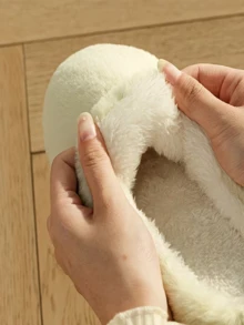 珊瑚绒拖鞋，防臭，四季皆宜，可水洗，加厚防滑EVA鞋底，轻便保暖，冬暖夏凉，舒适家居拖鞋。加厚珊瑚绒内衬，蓬松柔软，亲肤保暖。采用创新竹炭纤维防臭技术，抗菌除臭。轻盈EVA鞋底，防滑耐磨，减震舒适。可机洗手洗，易清洁快干，不易变硬。