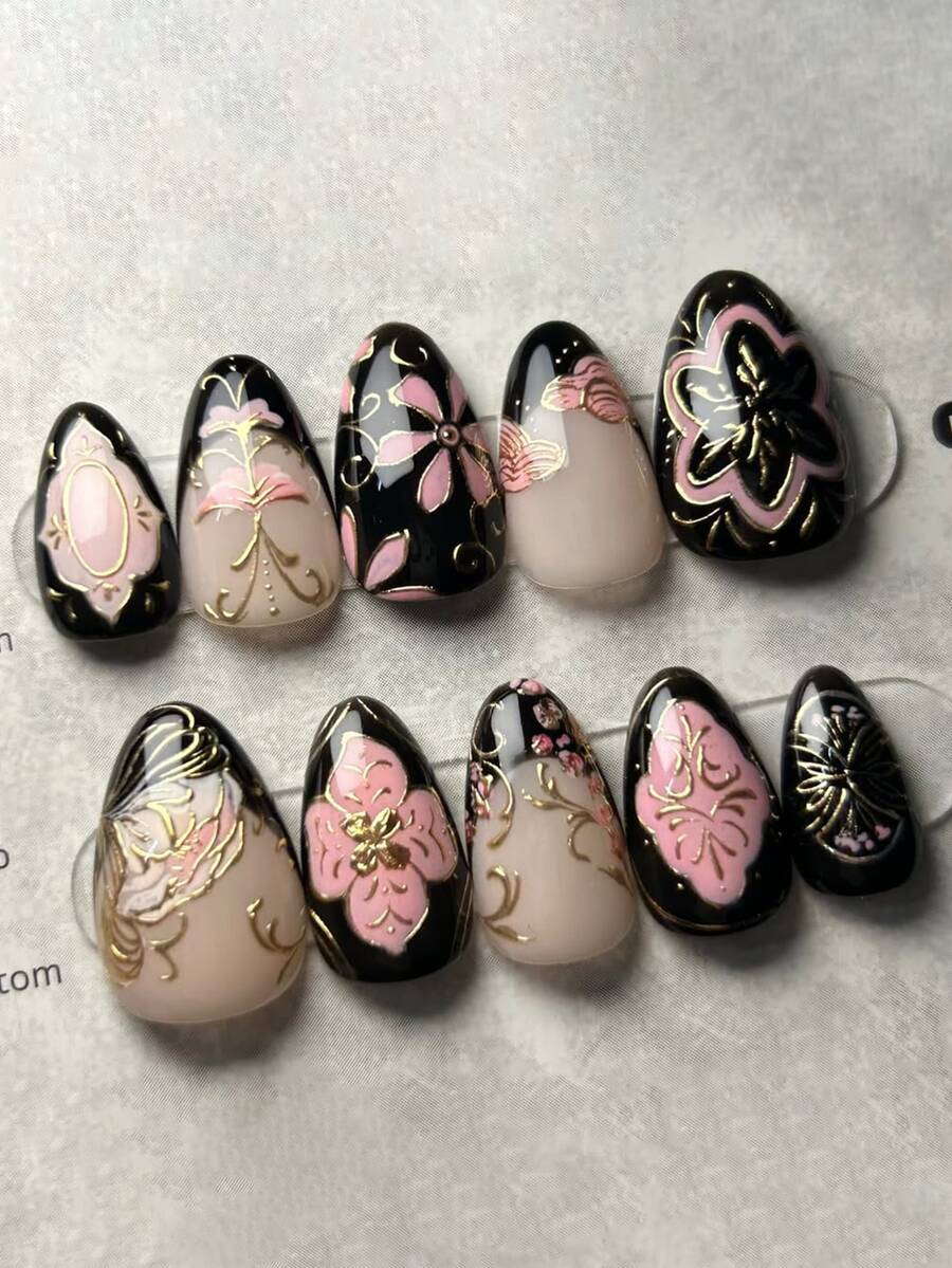 Bộ 10 miếng dán móng tay hình hạnh nhân, kiểu Nhật Bản, thiết kế tương phản màu hồng và đen với đường kẻ vàng và họa tiết hoa, mang đến vẻ thanh lịch cổ điển. Móng tay mịn màng và sáng bóng, miếng dán có thể tháo rời, phù hợp cho các quý cô công sở, sinh viên, các cô gái dự tiệc và những người yêu thích nghệ thuật làm móng trong mọi mùa. Bao gồm 1 lọ sơn gel và 1 dũa móng. - Follow Your Heart - Xem 1