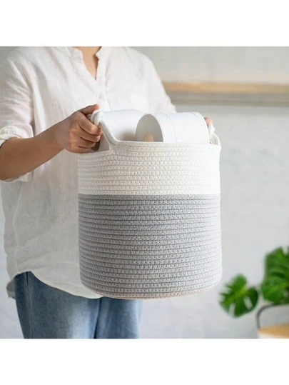 سلة غسيل كبيرة بمقابض، مصنوعة من مواد متينة باللون الرمادي الداكن والأبيض والأسود مع تصميم رقعي مخيط، مناسبة للمنزل والسكن الجامعي والحمام والغرفة - حل تخزين ملابس عملي وأنيق.