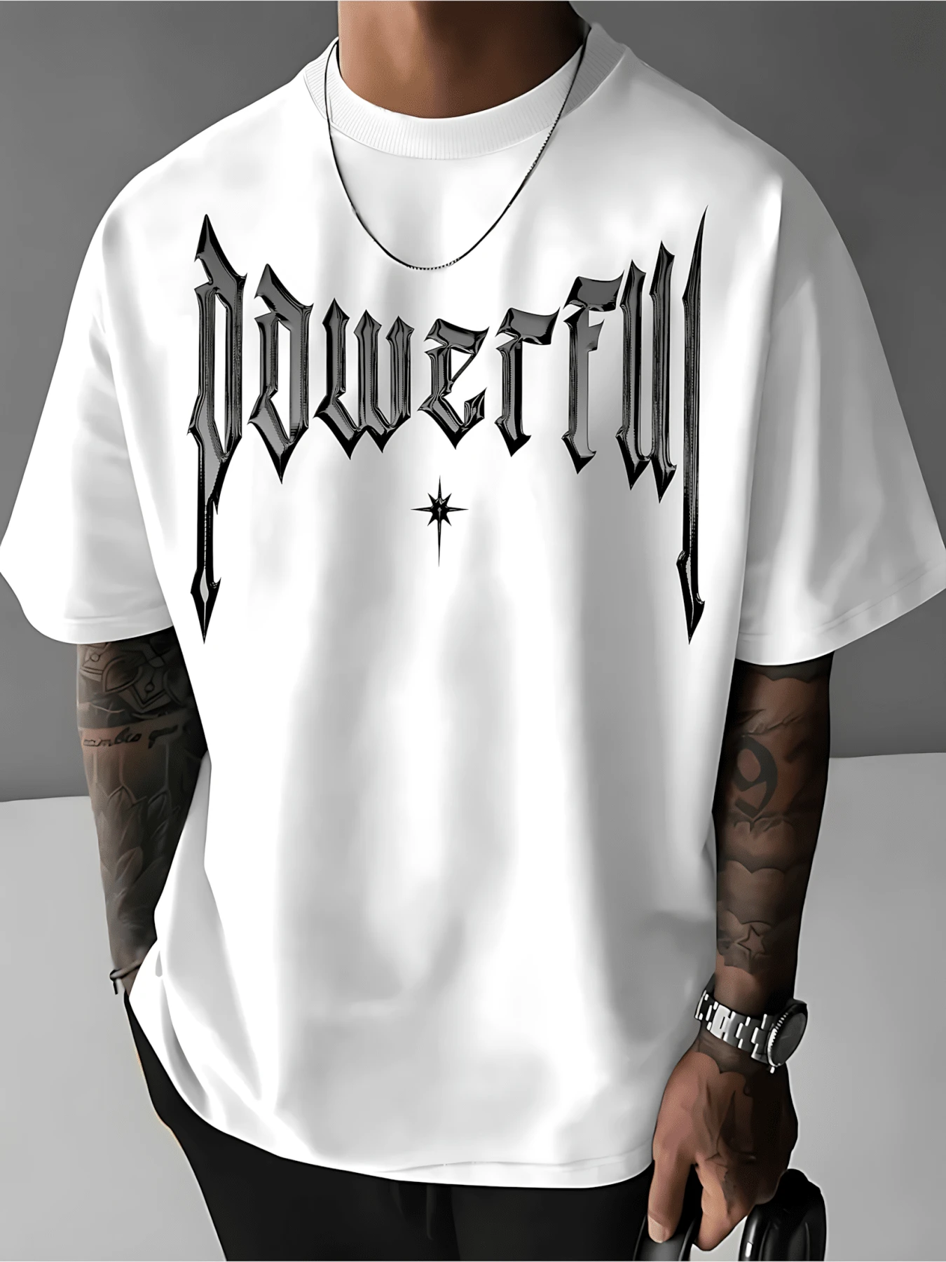 Poder representado con tipografía gótica audaz y estrella central que transmite fuerza interior y energía única para inspirar confianza en cada momento Camiseta de hombre 100% algodón suave y duradero ideal para uso diario - Blanco - Ver 1