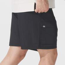 Shorts Under Armour IconVolley Holiday Casual Collection, tecido esportivo e resistente, modelo três-quartos, para homens.
