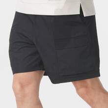 Shorts Under Armour IconVolley Holiday Casual Collection, tecido esportivo e resistente, modelo três-quartos, para homens.