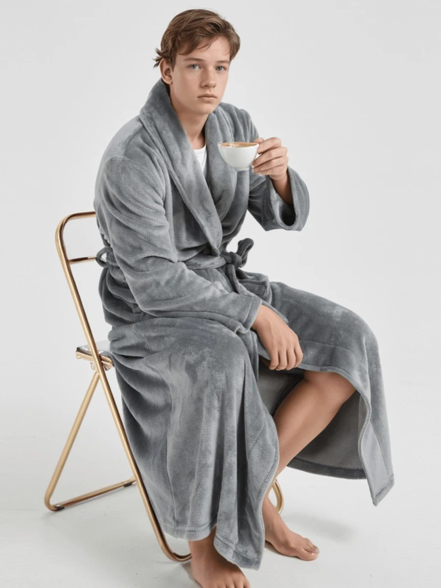 一件奢华绒面法兰绒长袍，翻领长袖，加厚舒适，腰部收紧，大口袋，男士睡衣浴袍浴室装饰
