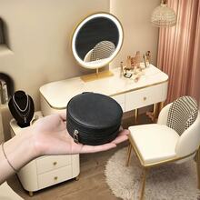 Hộp trang sức tròn, hộp đựng đồ trang sức mini di động, thích hợp để đựng nhẫn, đồng hồ, dây chuyền và các loại trang sức khác, có thể dùng làm hộp đựng trang sức, hộp đựng hạt cườm, hộp đựng bông tai, nhẫn, mặt dây chuyền, cũng có thể dùng làm hộp sưu tập, hộp quà cưới, quà tặng Ngày của Mẹ, quà tặng cho phụ nữ, quà Giáng sinh, quà Ngày Valentine, quà tặng khi về nhà, thích hợp sử dụng quanh năm, trang trí phòng trang điểm. - Nhiều màu - Xem 4