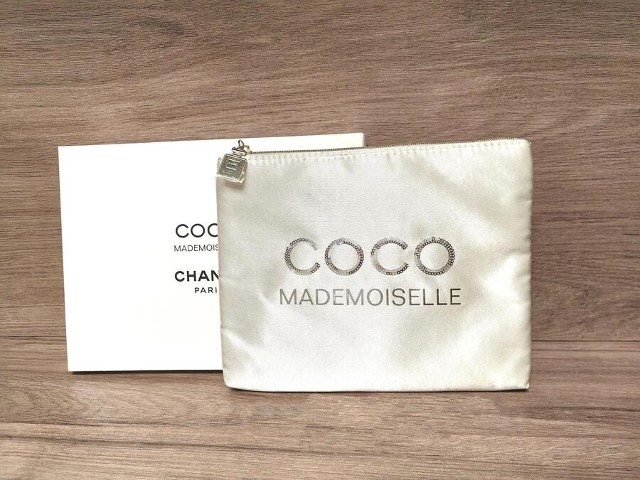 CHANEL 缎面化妆包，银白色化妆包，带香水盖拉链和光泽饰面，旅行化妆包 - 亮白 - 查看 1