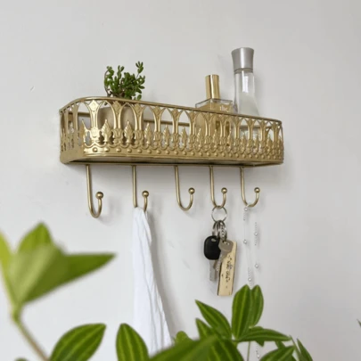 1 st lyxig hängande förvaringskorg i metall med krok, lämplig för entré/kök/badrum/kontor - väggmonterad förvaringskorg - platsbesparande telefon-, nyckel-, damväska- och hatthållare, entréorganisatör, kökskrok. Minimalistisk design, hållbar, pulverlackerad yta, förvaringsassistent i hemmet, lösning för små utrymmen